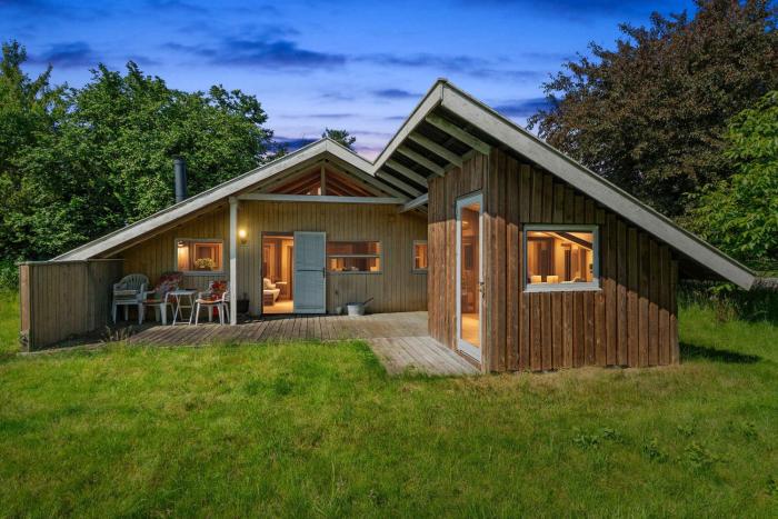 Charming Cottage Near The Water