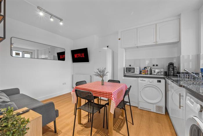 Charming 4 Bedroom Family Apartment Near Chelsea Football Stadium, Fulham Broadway Station