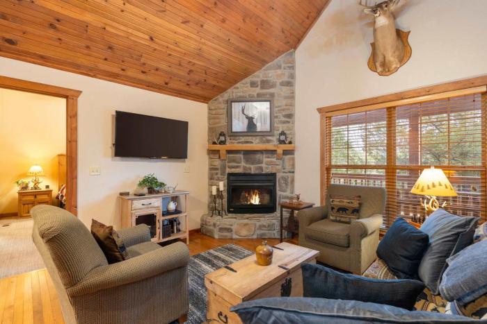 Simons Treetop Cabin - 2 BDR in Popular Resort