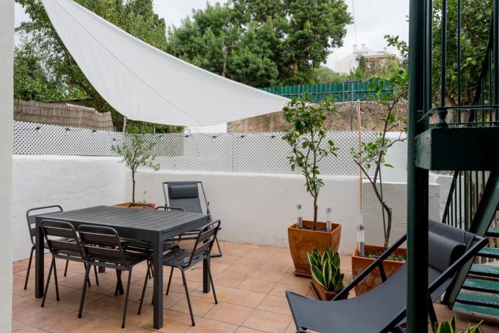 Stylish 2-Bedroom Apartment with Terrace in Alcântara