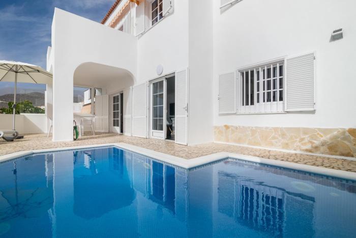 BEAUTIFUL VILLA - 4 bedrooms, heated pool, 2 priv car park places, fibre net, PS5, tv channels