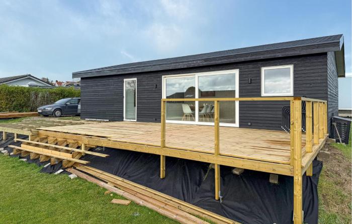 Pet Friendly Home In Rønde With Wifi