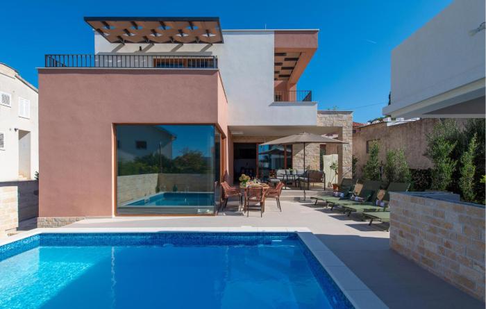 Nice Home In Brodarica