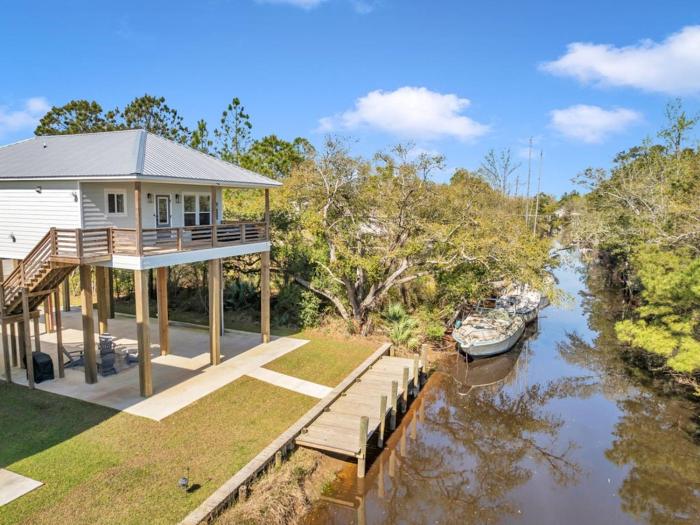 Waterfront Escape with Dock, ping pong, games and more