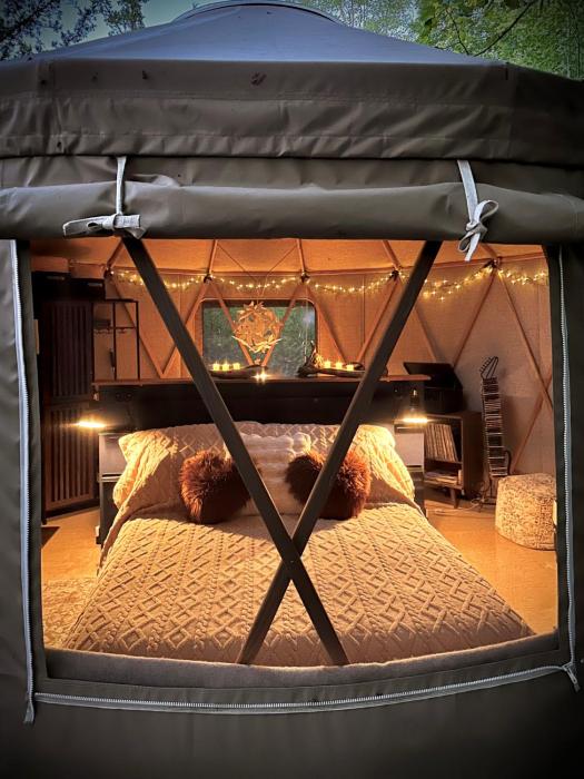 Nature Escape in Luxury Yurt Retreat with Lake & Park