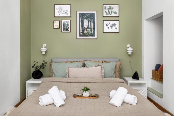 Deluxe Hillside Apartment Near City Center