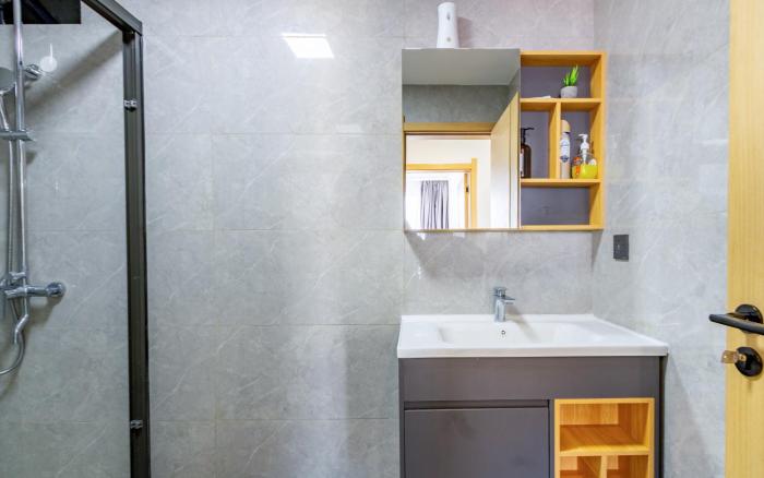 Luxury Living with heated Pool,Gym, Balcony and city view