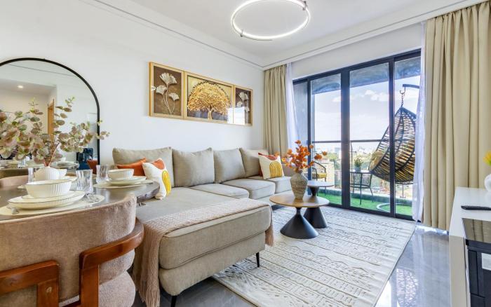 Luxury Living with heated Pool,Gym, Balcony and city view