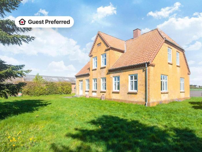 6 person holiday home in Grenaa