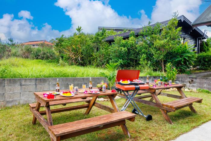 BBQ-friendly detached house with garden 10-minute drive to the beach Quiet hideaway in Nakijin