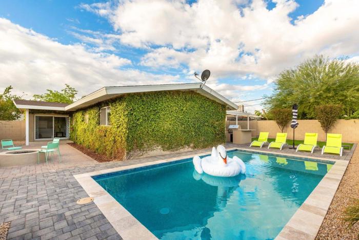 Sunhaven - Private Heated Pool - Walk to Old Town