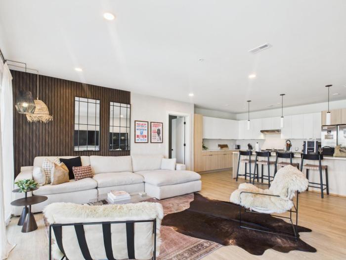 Hyve - Mahogany - Walk to Broadway