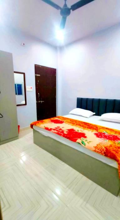 HOTEL SHIVASHRAM NEAR KASHI VISHWANATH TEMPLE - FullY AC ROOMS