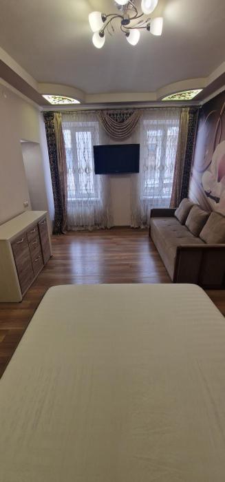 Оперний через дорогу