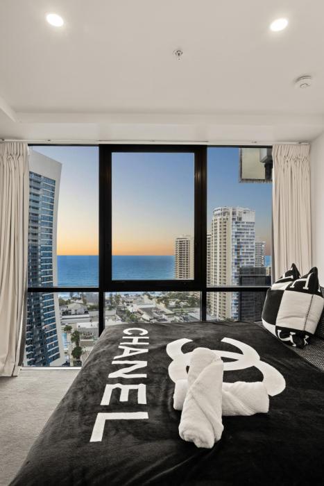 Vogue Circle on Cavill with Stunning Ocean Views - Social media ready!
