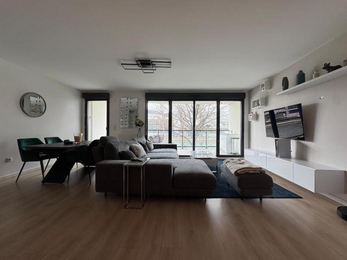 Quiet and Spacious 2BR And Salon Terrasse Parking