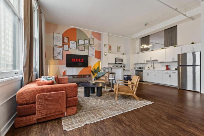 City View Stay - Convention Center - Downtown - Stadium - Sleeps 8 - Skywalk Access