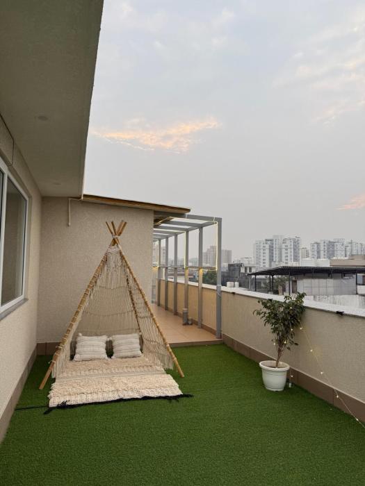 Cozy Studio with Private Terrace & Golf Course View Road