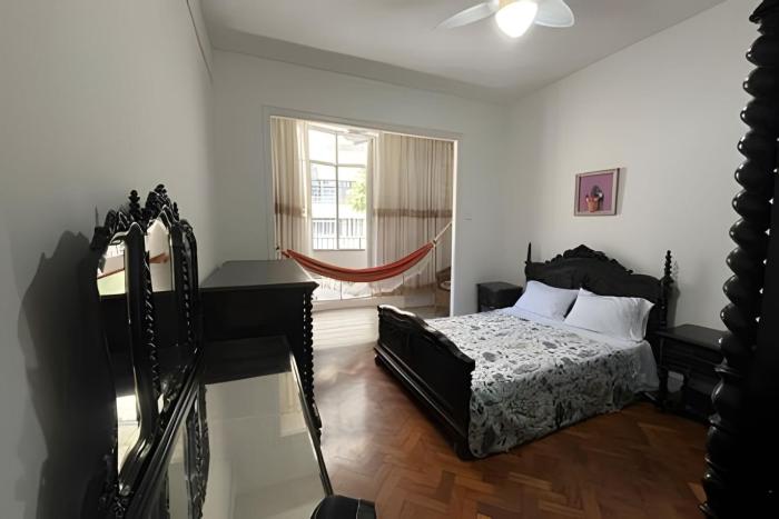 Apto Clássico, 2 quadras da Praia, Copacabana Palace e Metrô - Ar Condicionado - Muito bem Equipado