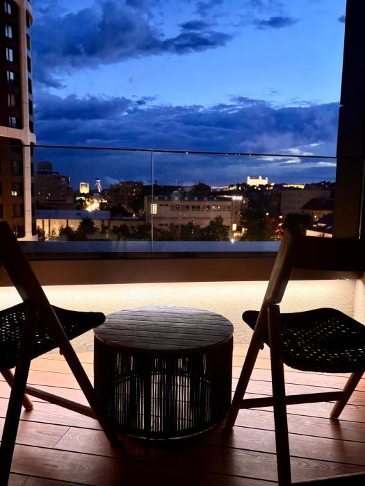 SKY PARK Deluxe Apt - Castle View - Free Parking