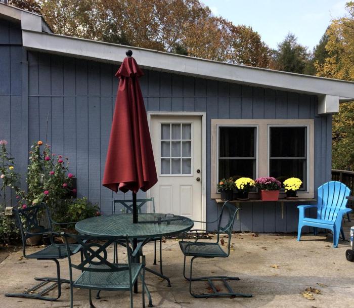 Cozy Studio Cabin Rental with Hot Tub Perfect for Glamping in Ohio