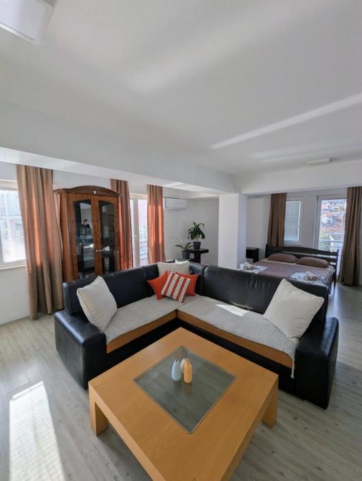 Lihnidos Home, Central Apartment, AC, Lake Access, Beach