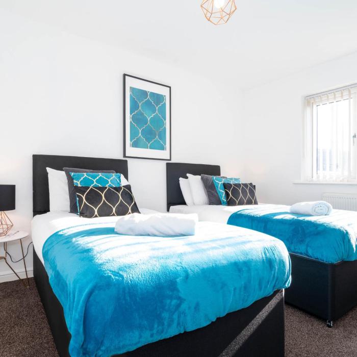 Three Bedroom House - Garden - Off Street Parking 98C