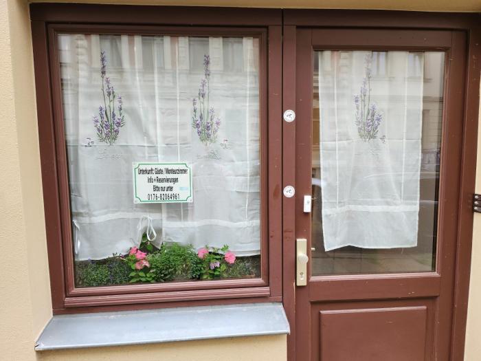 Halle, TOP -PREISE, große 79 qm SD FeWo, EG, wahlweise mit 1- 3 DZ, plus TV Lounge, Küche, Bad WC Einfach und gut, Langzeitmieter VB Preise