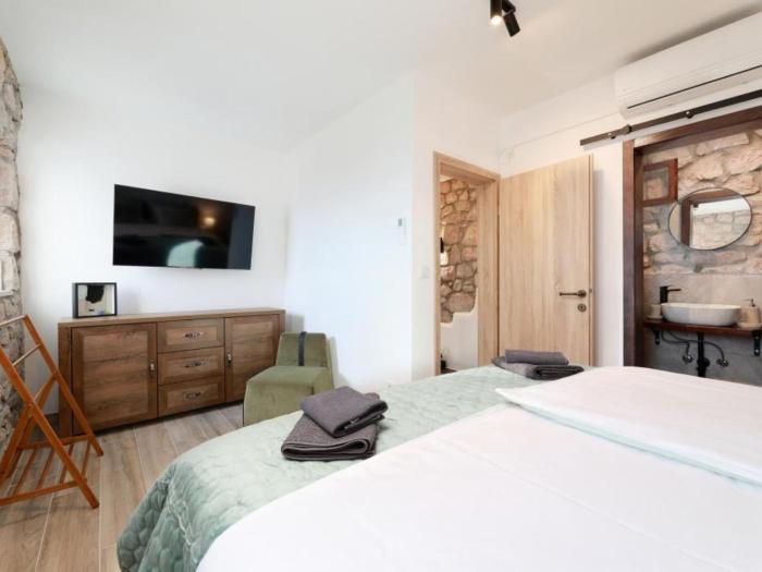 Ana s Stone House Jur i Kali with the Pool