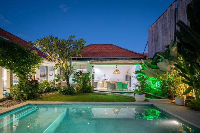 Villa 888 Eat Shop Play - 3BR Private Pool Oberoi