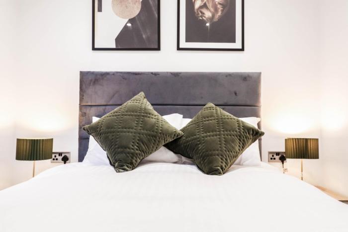 The Dashwood Suite - 2BR Modern Apt with Stylish Design Decor, Free Secure Underground Parking & 50" Smart TV
