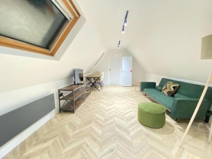 Dippen Hall Signature Apartment - Minutes From Gatwick Airport