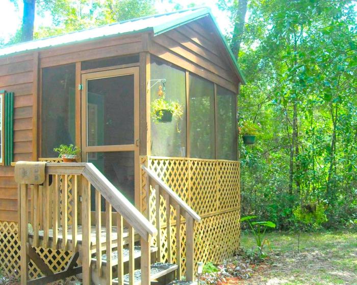 Cozy Cabin Rental on the Santa Fe River near High Springs, Florida