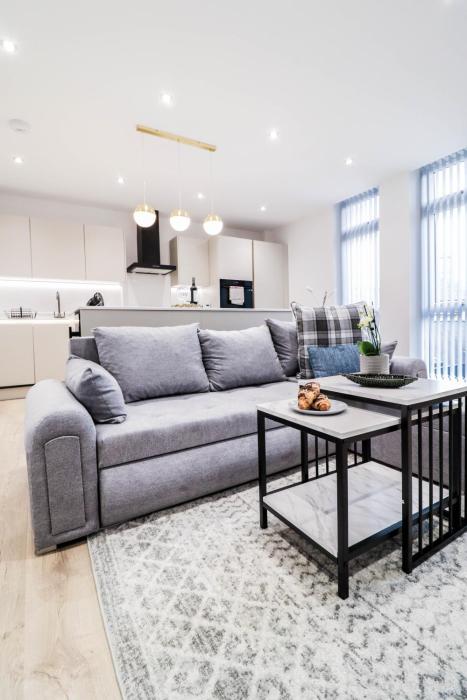 The Abbey Apartment - 1BR Apt with Dedicated Workspace, Fast Wifi & Stylish Kitchen Island & Free Secure Underground Parking