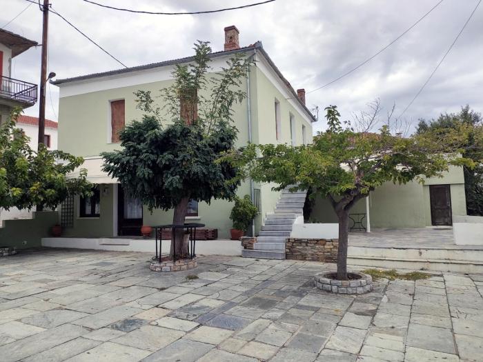 Charming Apartments in Trikeri Village
