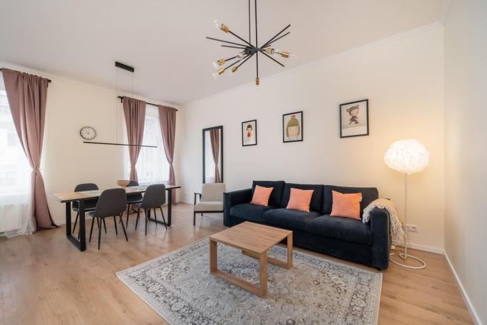 Sunny 2 Bedroom City Center Apartment by Innorental