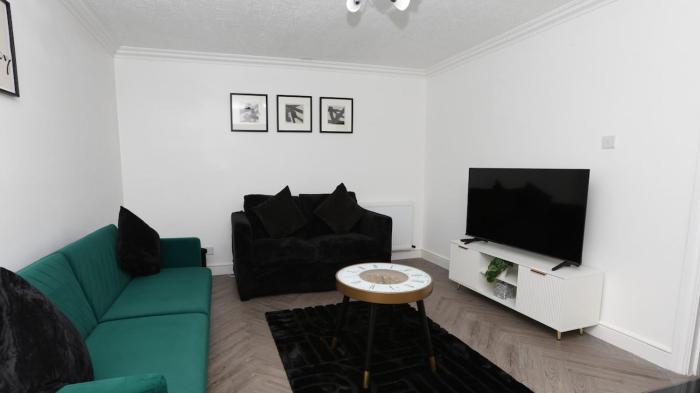 Modern 3 bed house in Edmonton with private driveway parking