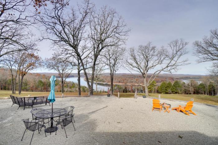 Table Rock Lake Home - Fire Pit & Lake Views!