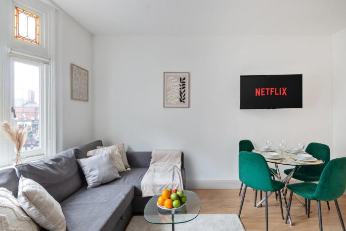 Stylish 2-Bedroom Putney Flat,1 Min to High Street, 3 Min to Tube, Perfect for Work Trips, Families & Hospital Visits