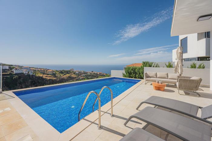 Sunny Ocean View Villa - Calma