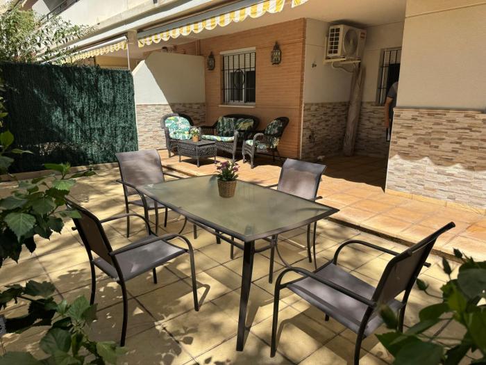 Bonito apartamento con jardín, piscina y aparcamiento gratuito