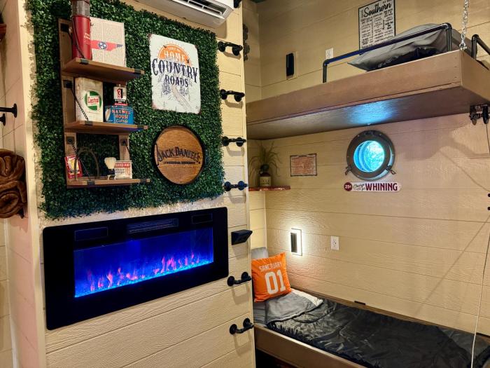 "Good Ole Rocky Top" Unique Tennessee Treehouse Near Pigeon Forge - Private 20ft Slide