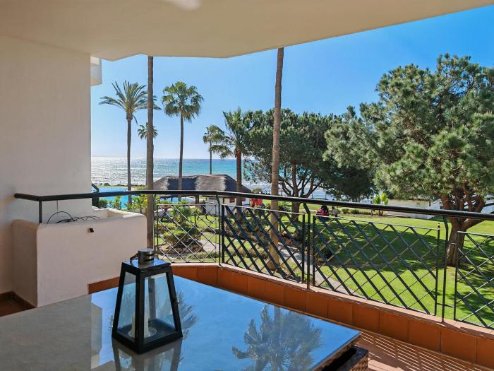 Stylish Beachfront apt with sea view