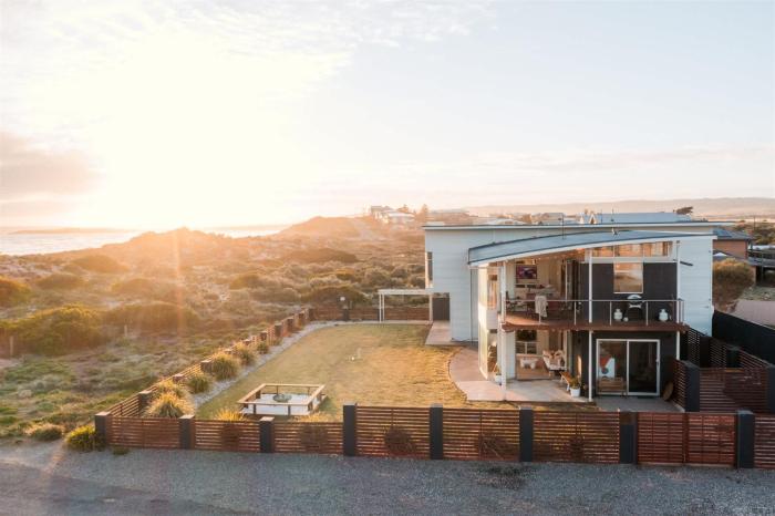 Tahiti Haven Ocean Front Modern Family Escape