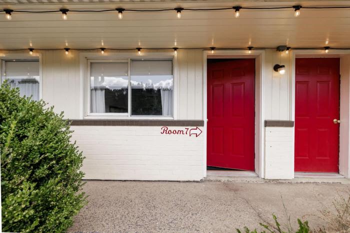 The Billy Motel Pet Friendly Room with Charm