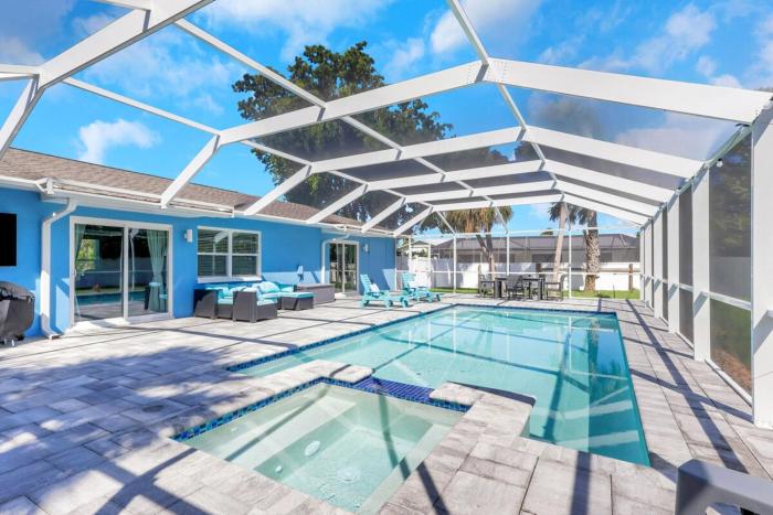 Marco Island Pool, Spa Getaway Fenced Pet Friendly