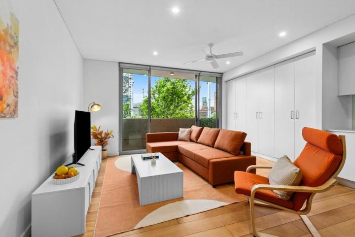 Central art-filled 2 beds with balcony & aircon