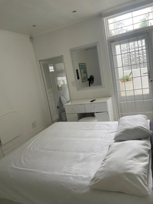 Sea Point 1-Bedroom Apartment- Walk to Beach & Promenade