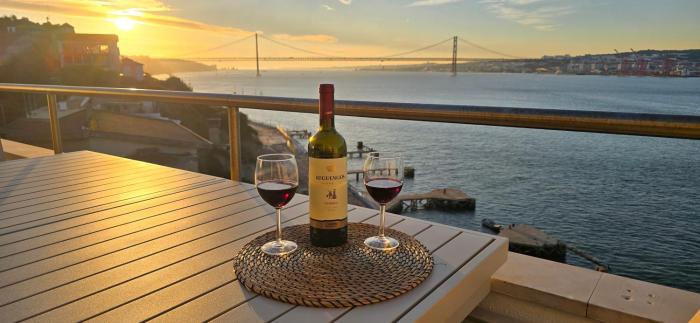 Luxury Lisbon View & Balcony - AC & Elevator