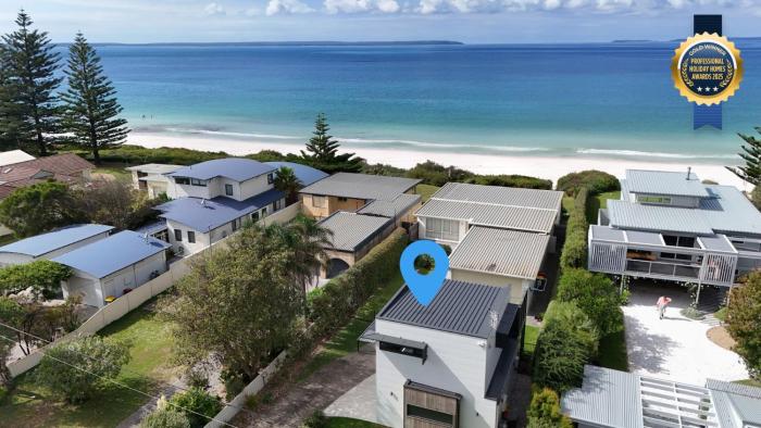 Azure Studio - Ocean Glimpses - 3 Mins Walk to Beach